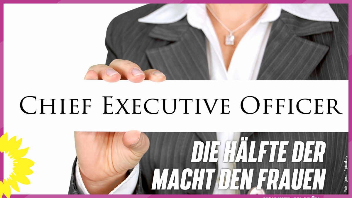 Frau mit Schild "Chief Executive Officer" - Text: Die Hälfte der Macht den Frauen